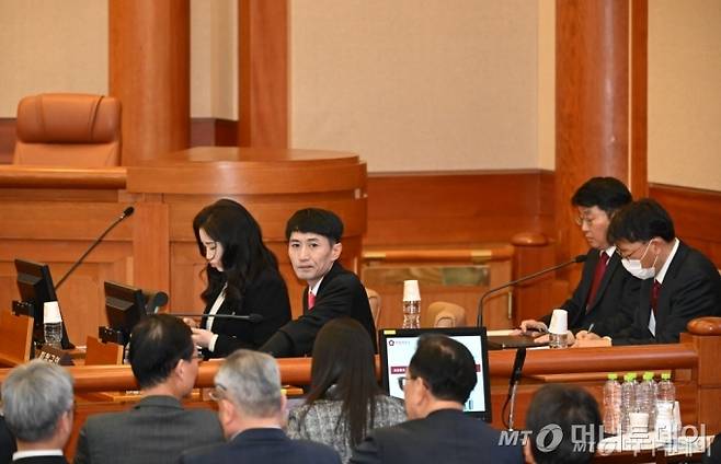 김계리 변호사를 비롯한 윤 대통령 변호인단이 25일 서울 종로구 헌법재판소 대심판정에서 열린 윤석열 대통령 탄핵심판 최종 변론에 출석해 재판 시작을 기다리고 있다. /사진=뉴시스, 공동취재단