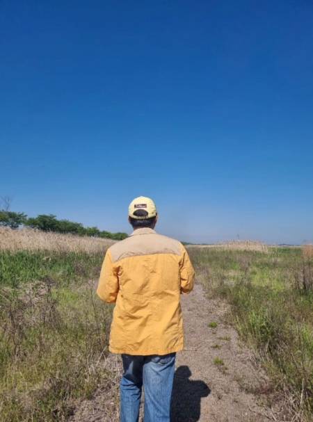 다 그리 산다며, 집에 와 내색도 안 하던 그 시절 아버지들의 뒷모습. 그걸 보고 자란 딸이 말했다. 지는 태양도 아름답다고, 다시 힘껏 솟아오를 거라고./사진=독자 제공