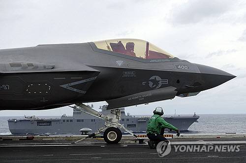 미 핵항모 칼빈슨호 갑판에서 이륙중인 미 해군용 스텔스전투기 F-35C 라이트닝 Ⅱ. 연합뉴스
