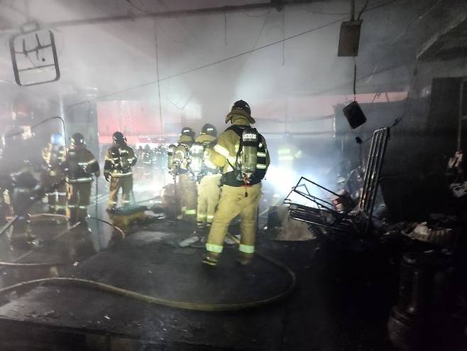 [부산=뉴시스] 부산 사상구 엄궁농산물시장 화재 현장. (사진=부산소방재난본부 제공) 2025.03.02. photo@newsis.com   *재판매 및 DB 금지