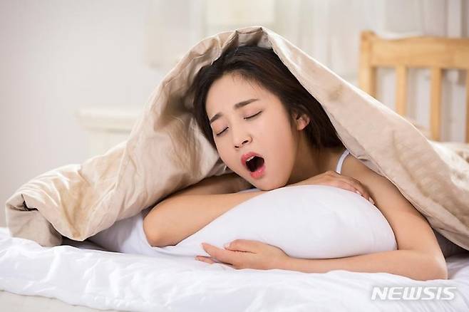 [서울=뉴시스] 한국인 10명 중 4명은 주 3회 이상 숙면을 유지하는 데 어려움을 겪고 있다는 조사결과가 나왔다.  (사진= 건강보험심사평가원 제공) 2022.06.29
