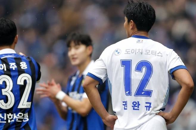 퇴장당한 수원 권완규. 한국프로축구연맹 제공