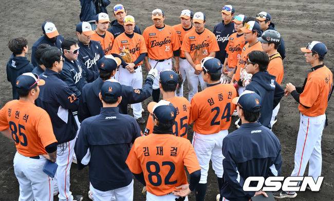 [OSEN=오키나와(일본), 조은정 기자]&nbsp;한화 이글스가 22일(한국시간) 일본 오키나와 우루마시 구시카와 야구장에서 일본 한신 타이거즈 2군과의 연습경기가 열렸다.이날 한화는 한신을 상대로 8-4 역전승을 거뒀다.경기 후 미팅 갖는 야수조. 2025.02.21 /cej@osen.co.kr