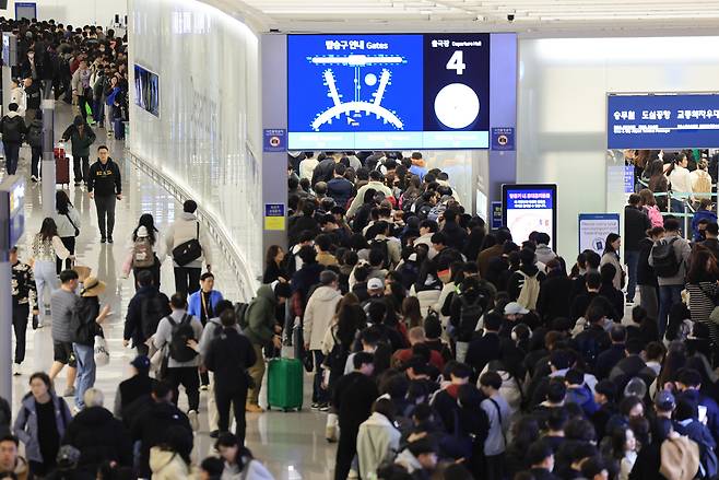 1월 인천국제공항 제1여객터미널 출국장이 보안검색을 위해 대기하는 이용객들로 붐비고 있다. 세계일보 자료사진