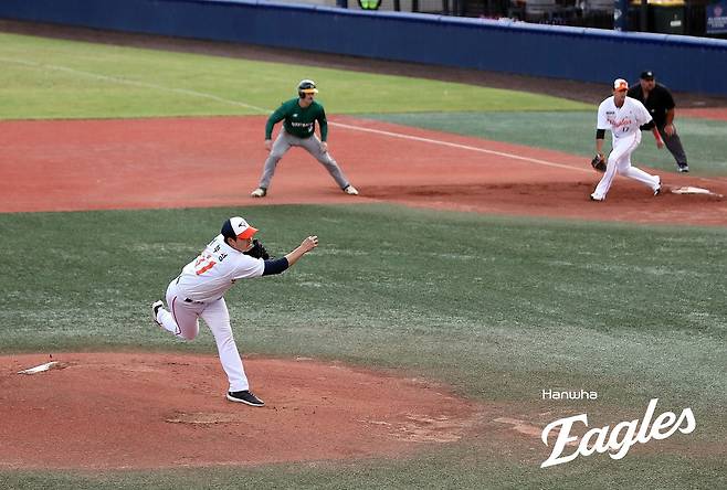 박부성이 호주 국가대표팀과 연습경기에 선발 등판해 투구하고 있다. 한화 이글스 제공