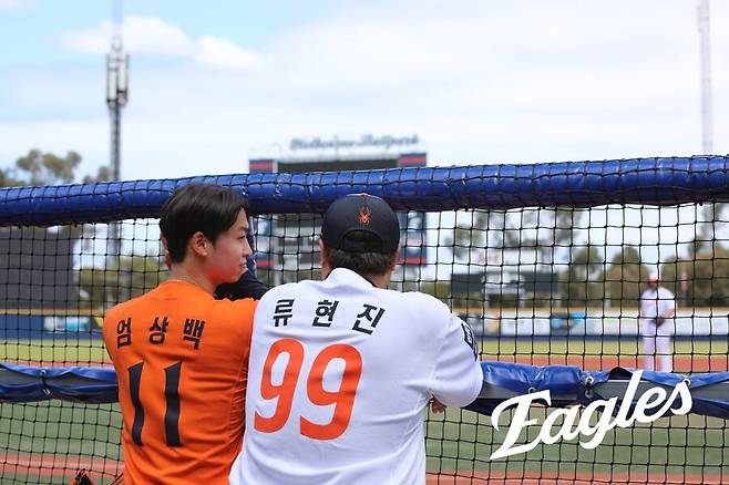 ▲ 2일 SSG와 연습경기에 나란히 등판해 컨디션 조절에 나설 예정인 류현진과 엄상백. ⓒ한화이글스