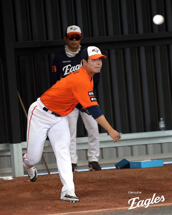 ▲ 아직 실전 경기에 나서지 못한 채 불펜에서 공을 던지고 있는 문동주는 개막 로테이션 진입을 서두르기보다는 시간을 가지고 천천히 몸을 만들 가능성이 높다. ⓒ한화이글스