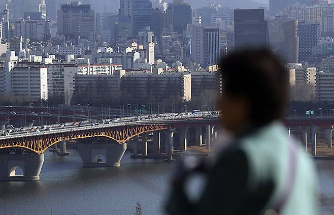 부동산 투자로 돈을 벌었다는 뉴스는 노동 의욕을 떨어뜨린다.[사진｜뉴시스]