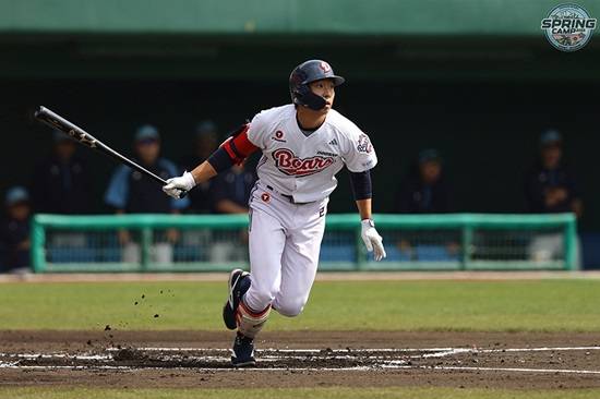 두산 베어스 외야수 김민석이 친정 롯데 자이언츠를 상대로 3안타 맹타를 휘둘렀다. 두산 베어스