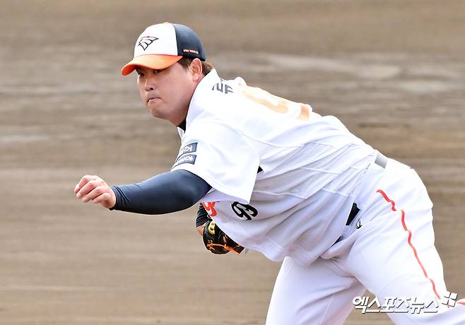 한화 이글스는 2일 일본 오키나와 고친다구장에서 열린 SSG 랜더스와의 연습경기에서 0-10 대패를 당했다. 류현진은 2⅓이닝 7실점(4자책점)을 기록했다. 엑스포츠뉴스DB