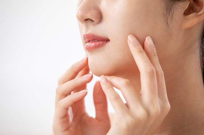 피부가 거칠고 건조해지는 원인이 되는 각질을 제거하는 다양한 방법이 있다. 어떤 방법이든 세안으로 시작해 보습으로 마무리해야 하며 자신의 피부에 맞게 부드러운 방식을 택해야 한다.  [사진=클립아트코리아]