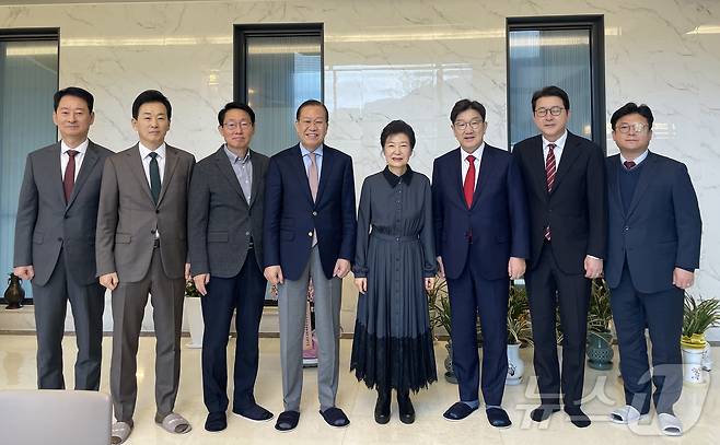 국민의힘 권영세 비상대책위원장, 권성동 원내대표, 김상훈 정책위의장 등 당 지도부가 3일 오후 대구 달성군 유가읍 박근혜 전 대통령 사저를 찾아 박 전 대통령을 예방하고 있다. (국민의힘 제공) 2025.3.3/뉴스1