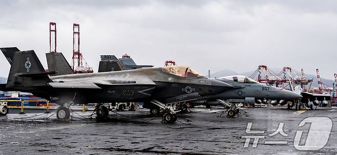 3일 부산 작전기지에 입항한 미국 핵 추진 항공모함 '칼빈슨함'(CVN-70) 갑판에 F/A-18 전투기를 비롯한 항공기들이 도열해 있다. 2025.3.3/뉴스1 ⓒ News1 사진공동취재단