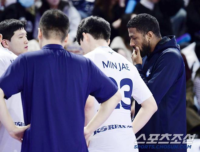 2일 인천 계양체육관에서 열린 배구 V리그 남자부 대한항공과 현대캐피탈의 경기. 동료들 앞에서 생각에 잠긴 요스바니. 인천=송정헌 기자songs@sportschosun.com/2025.03.02/