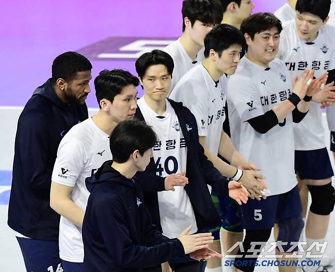 2일 인천 계양체육관에서 열린 배구 V리그 남자부 대한항공과 현대캐피탈의 경기. 현대캐피탈이 대한항공에 세트스코어 3대 2로 승리했다. 경기 종료 후 동료들과 함께 인사를 나누고 있는 요스바니.