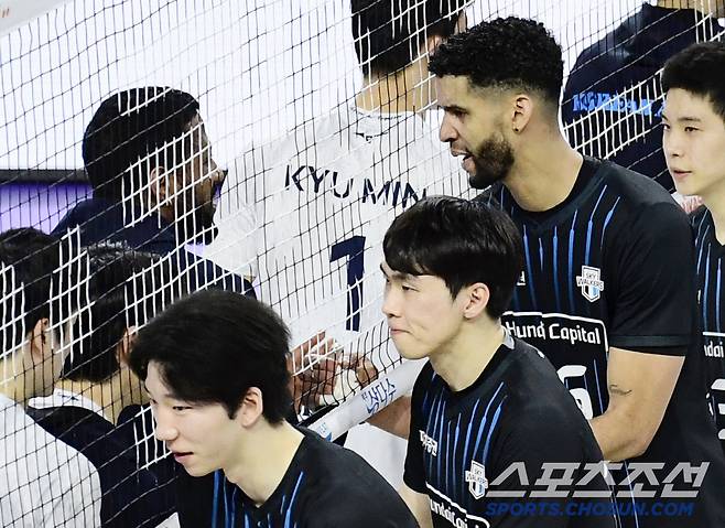 경기 종료 후 인사 나누는 요스바니- 레오.