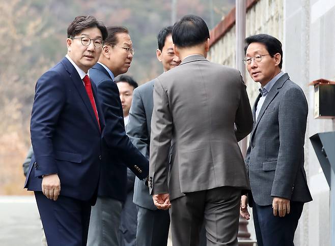 국민의힘 권영세 비상대책위원장, 권성동 원내대표, 김상훈 정책위의장 등 당 지도부가 3일 오후 대구 달성군 유가읍 박근혜 전 대통령 사저를 찾아 박 전 대통령을 예방한 뒤 사저를 떠나기 전 유영하 의원과 인사 나누고 있다. /뉴스1