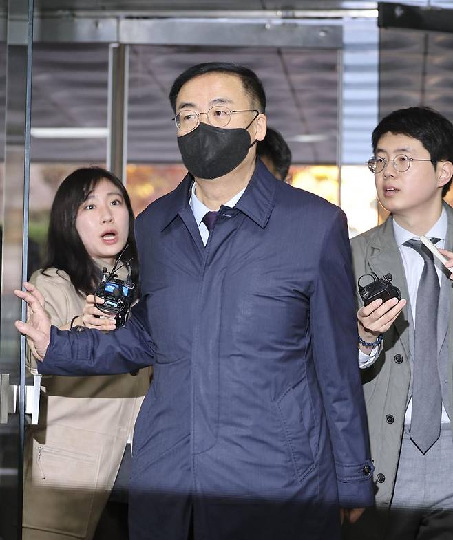아들 특혜채용 혐의를 받는 김세환 前선거관리위원회 사무총장이 22일 서울 서초구 서울중앙지방법원에서 열린 영장실질심사(구속 전 피의자 심문)에 출석하고 있다. 2024.11.22. [서울=뉴시스]