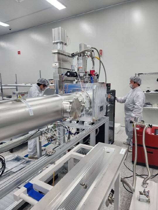 26일 경기 용인 저스템 1공장에서 반도체 엔지니어들이 장비 검증을 진행하고 있다.