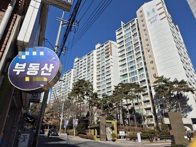 서울 마포구의 한 부동산과 아파트 단지 전경 사진=전민경 기자