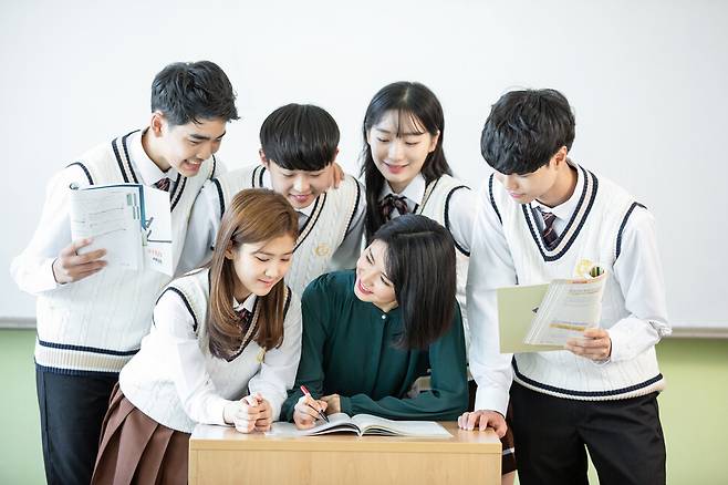 고1 학생들은 입학과 동시에 전국연합학력평가에 이어 내신성적을 좌우하는 첫 중간고사까지 빡빡한 시험 일정을 소화해야 한다. 특히 내신은 대입에서 60~80%를 차지하는 수시 전형의 주요 잣대가 되는 만큼 소홀히 해서는 안 된다. 게티이미지뱅크