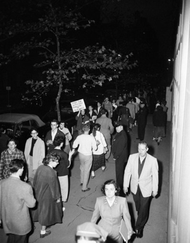 1952년 사상 청문회 출석을 거부한 뉴욕시 공립학교 교사 해고에 항의하며 교육위원회 건물 앞에서 시위 중인 학생과 교직원들. AP 사진, firstamendment.mtsu.edu