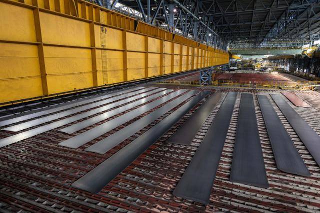 전남 광양시 포스코 광양제철소 후판 공장에 생산을 마친 고망간강 후판 제품이 놓여 있다. 포스코그룹 제공