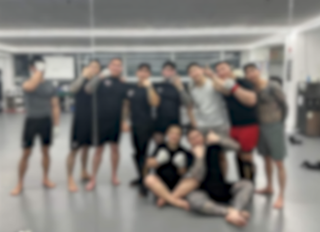 경기 북부 일대에서 패싸움하면서 보호비 명목으로 수천만 원을 뜯어낸 MZ조폭이 세 과시를 위해 문신을 새긴 채 사진을 촬영하고 있다. 경기북부경찰청 제공