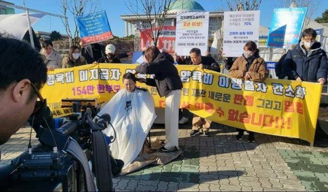 양육비 미지급 피해자가 2023년 12월 국회 앞에서 삭발 시위를 하고 있다. 양육비해결하는사람들 제공