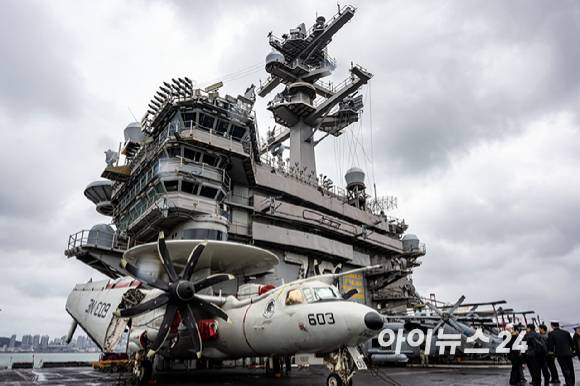3일 부산 작전기지에 입항한 미국 핵 추진 항공모함 '칼빈슨함'(CVN-70) 갑판에 F/A-18 전투기를 비롯한 항공기들이 도열해 있다. [사진=사진공동취재단]