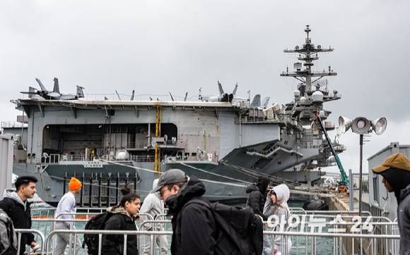 3일 부산 작전기지에 미국 해군 제1항모강습단 소속 핵 추진 항공모함 '칼빈슨함'(CVN-70)이 입항해 있다. [사진=사진공동취재단]