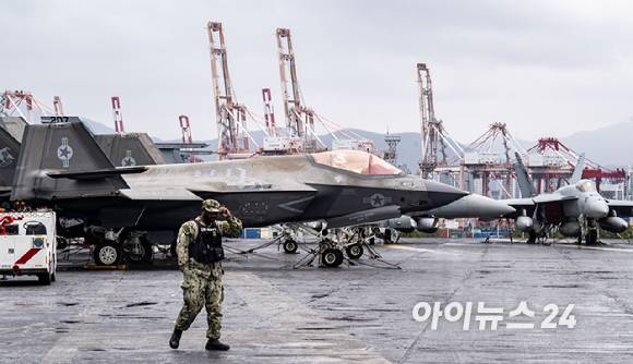 3일 부산 작전기지에 입항한 미국 핵 추진 항공모함 '칼빈슨함'(CVN-70) 갑판에 F/A-18 전투기를 비롯한 항공기들이 도열해 있다. [사진=사진공동취재단]