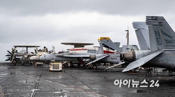 3일 부산 작전기지에 입항한 미국 핵 추진 항공모함 '칼빈슨함'(CVN-70) 갑판에 F/A-18 전투기를 비롯한 항공기들이 도열해 있다. [사진=사진공동취재단]