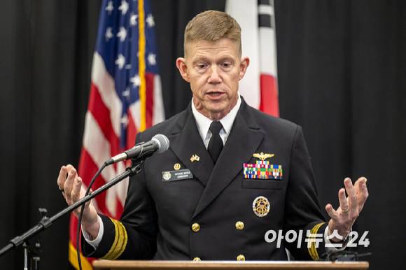 3일 부산 작전기지에 입항한 미국 핵 추진 항공모함 '칼빈슨함'(CVN-70) 격납고에서 마이클 워시(준장) 제1항모강습단장이 발언하고 있다. [사진=사진공동취재단]