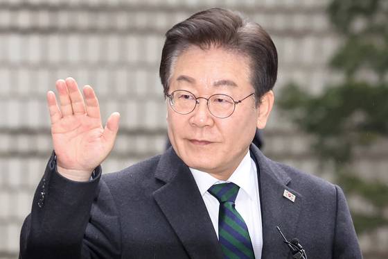'공직선거법 위반' 혐의를 받는 이재명 더불어민주당 대표가 12일 오후 서울 서초구 서울고등법원에서 열린 항소심 공판에 출석하며 지지자들을 향해 손을 들어 인사하고 있다. 뉴스1