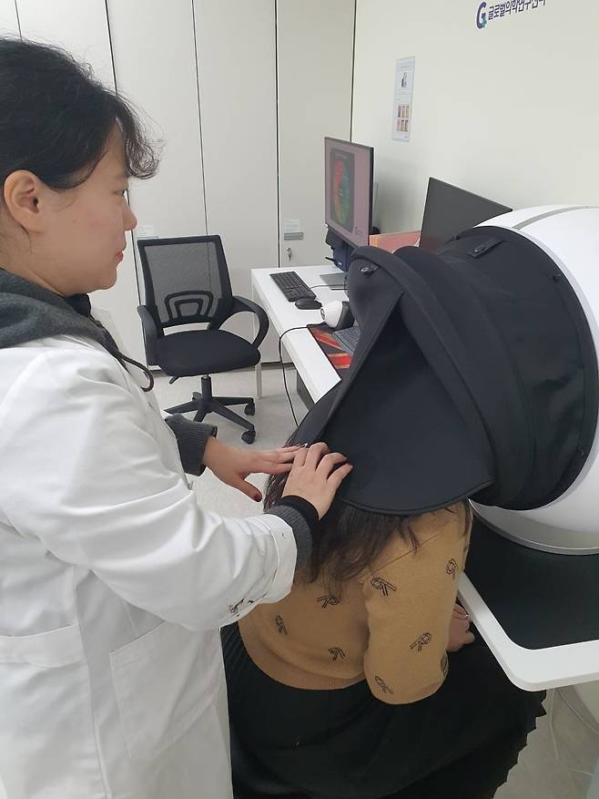 전혜지 주임이 EVE V를 이용해 안면 3D 이미지를 촬영하고 있다. 윤현주 기자