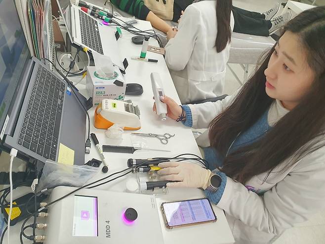 임지혜 연구원이 피부 밝기 측정을 하고 있다. 윤현주 기자