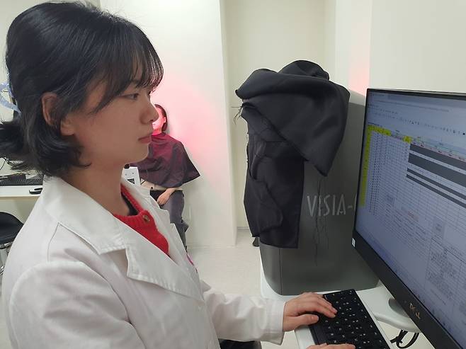 현진희 연구원이 촬영된 고해상도 안면 사진을 분석하고 있다. 윤현주 기자