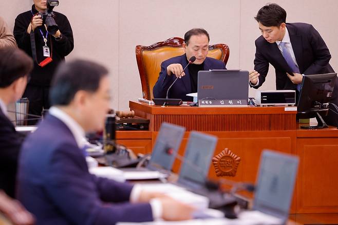 17일 서울 여의도 국회 산업통상자원중소벤처기업위원회에서 열린 제422회국회(임시회) 제1차 산업통상자원특허소위원회에서 김원이 소위원장이 반도체 특별법, 에너지 3법 등 논의를 위해 회의를 주재하고 있다. 사진=뉴스1