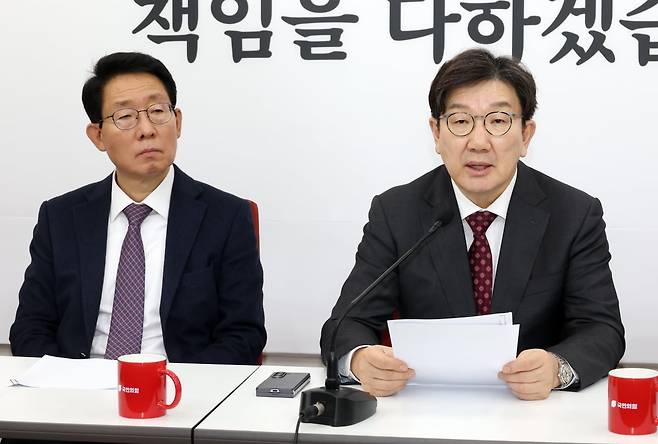 권성동 국민의힘 원내대표와 김상훈 정책위의장이 2월 27일 국회에서 반도체특별법 등 현안과 관련해 기자간담회를 하고 있다. 사진=한국경제신문 강은구 기자