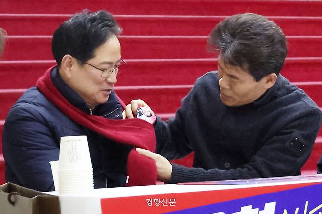 박수영 국민의힘 의원이 마은혁 헌법재판관 임명에 반대하며 국회 본관에서 단식농성을 하고 있는 가운데 3일 지지방문한 전한길씨와 목도리를 교환하고 있다. 한수빈 기자