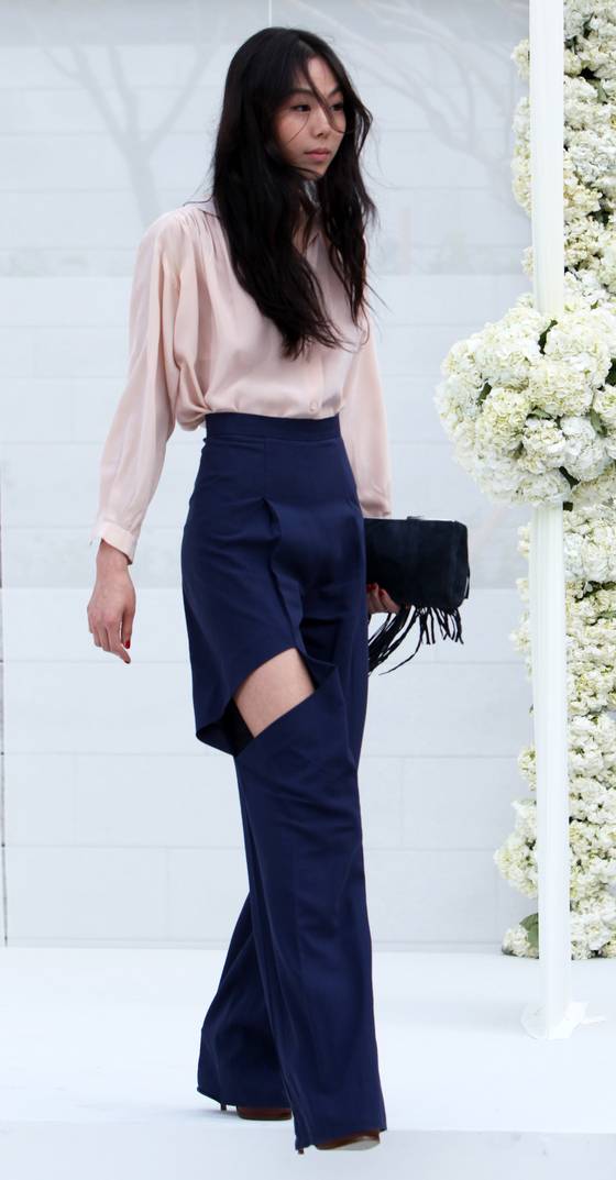 What actress Kim Min-hee wore to a wedding in 2010 is still referred as an exemplary case of an appropriate hagaek look. [YONHAP]