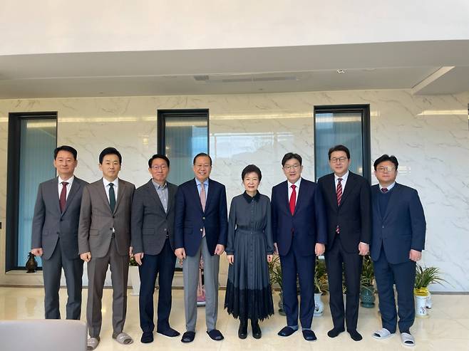 국민의힘 지도부가 3일 대구 달성군 박근혜 전 대통령 사저에서 박 전 대통령을 만난 모습. /사진=국민의힘 제공.