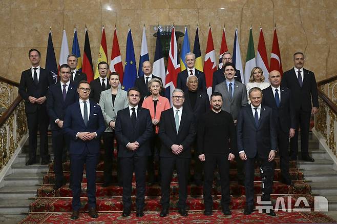 [런던=AP/뉴시스] 키어 스타머 영국 총리(앞줄 가운데)가 2일(현지 시간) 런던 캥커스터하우스에서 우크라이나 종전을 논의하기 위한 유럽 특볇 정상회의를 주최했다. (왼쪽 앞줄부터) 알렉산데르 스투브 핀란드 대통령, 에마뉘엘 마크롱 프랑스 대통령, 스타머 총리, 볼로디미르 젤렌스키 우크라이나 대통령, 도날트 투스크 폴란드 총리, (가운데줄) 페드로 산체스 스페인 총리, 메테 프레데릭센 덴마크 총리, 우르줄라 폰데어라이엔 EU집행위원장, 안토니우 코스타 EU정상회의 상임의장, 쥐스탱 트뤼도 캐나다 총리, 일리에 볼로얀 루마니아 대통령 권한대행, (뒷줄) 마르크 뤼터 나토 사무총장, 딕 스호프 네덜란드 총리, 올프 크리스테르손 스웨덴 총리, 올라프 숄츠 독일 총리, 요나스 가르 스퇴레 노르웨이 총리, 페트르 피알라 체코 총리, 조르자 멜로니 이탈리아 총리, 하칸 피단 튀르키예 외교장관. 2025.03.03.