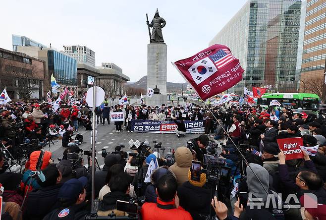 [서울=뉴시스] 이영환 기자 = 전국탄핵반대청소년연합 소속 청소년들이 3일 오후 서울 종로구 광화문광장 이순신 동상 앞에서 윤석열 대통령 탄핵반대 전국 중고교생 시국선언을 하고 있다. 2025.03.03. 20hwan@newsis.com