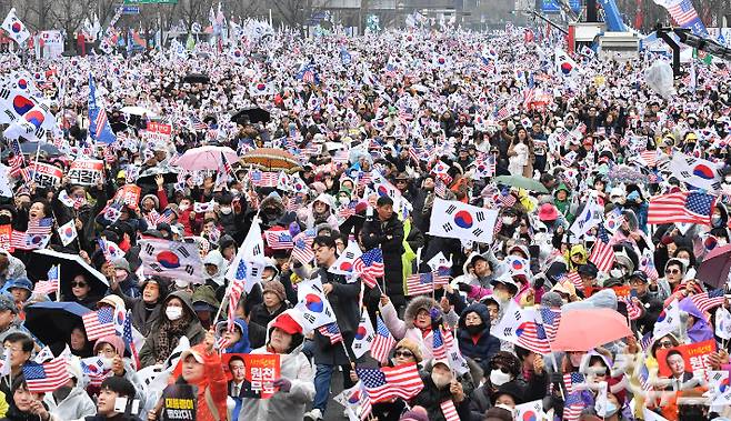 1일 서울 광화문역 일대에서 대한민국바로세우기운동본부 주최로 열린 윤석열 대통령 탄핵 반대 집회에서 참석자들이 태극기를 흔들고 있다. 류영주 기자