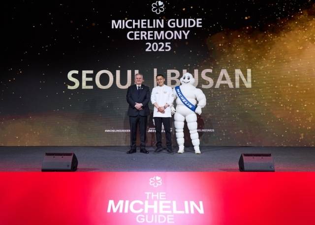2월27일 중구에서 열린 미쉐린 가이드 행사에서 밍글스의 강민구 셰프(가운데)가 3스타에 선정됐다. 미쉐린가이드