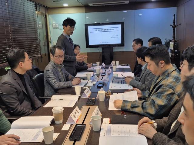한돈자조금관리위원회가 최근 서울 서초구 네트비지니스센터에서 주최한 ‘돼지고기 소비활성화 및 한돈산업 발전전략 토론회’에서 이병석 한돈미래연구소 부소장이 참석자에게 행사 취재를 설명하고 있다.