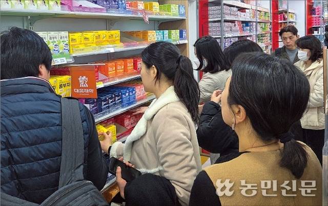 2월28일 서울 중구 다이소 명동역점에 마련된 건강기능식품 매대 앞에서 소비자가 제품을 살펴보고 있다.