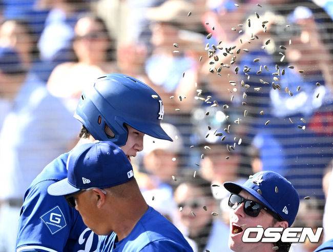 [OSEN=글렌데일(미국), 이대선 기자] '코리안 데이'였다.&nbsp;이정후(샌프란시스코 자이언츠)와 김혜성(LA 다저스)이 맞대결에서 나란히 맹활약했다. &nbsp;LA 다저스와 샌프란시스코 자이언츠는 2일(이하 한국시간) 미국 애리조나주 글렌데일의 캐멀백 랜치에서 2025 메이저리그 시범경기를 치렀다.&nbsp;이날 김혜성은 8번 유격수로,&nbsp;이정후는 3번 중견수로 각각 선발 출장했다. 이정후가 총알 2루타로 선제 타점을 올리자, 7푼 타율로 마음고생을 하던 김혜성은 시범경기 첫 홈런포를 터뜨렸다.5회초 무사에서 LA 다저스 김혜성이 좌월 솔로 홈런을 치고 더그아웃에서 동료들에게 축하를 받고 있다. 2025.03.02 / sunday@osen.co.kr